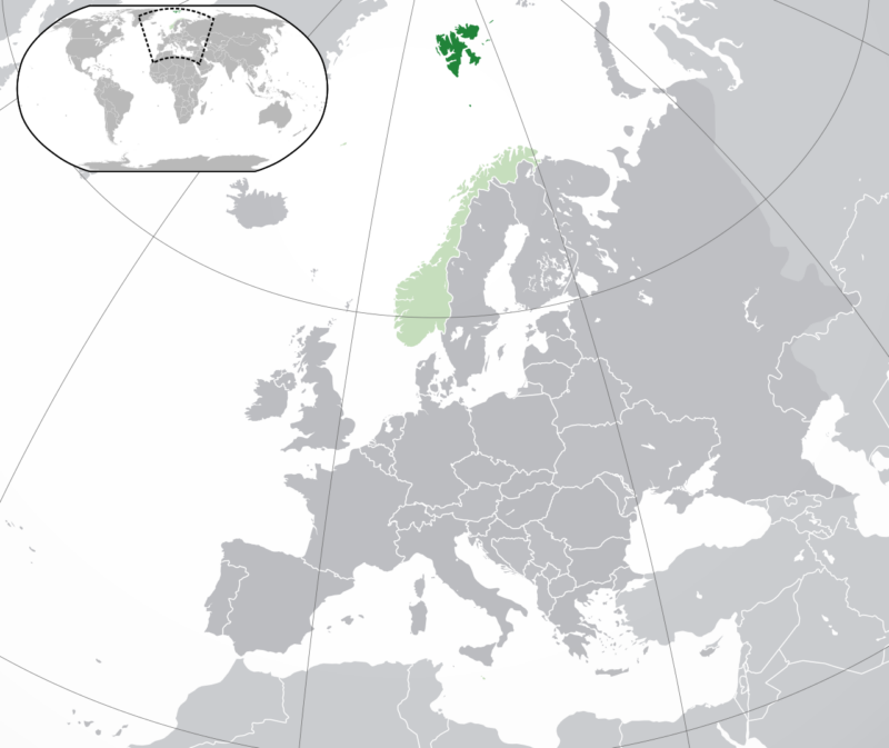 Map showing Svalbard, highlighted in green, north of mainland Norway in the Arctic Ocean. Europe and surrounding areas are shown in gray, with an inset world map indicating Svalbard's location.